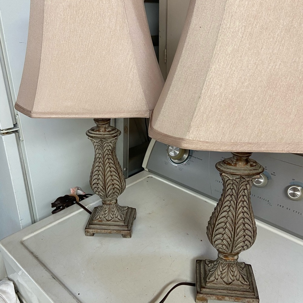 2 nightstand lamps w/shades